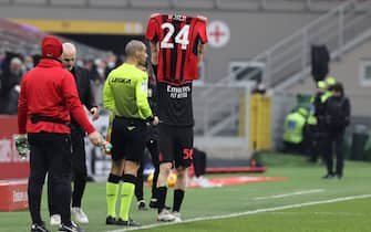 Saelemaekers esulta dopo il gol del 2-0 mostrando al cielo la maglia di Kjaer
