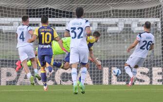 Hellas Verona's Giovanni Simeone scores the 4-1 goal during the Italian Serie A soccer match Hellas Verona vs S.S. Lazio at Marcantonio Bentegodi stadium in Verona, Italy, 24 October 2021.   ANSA/FILIPPO VENEZIA