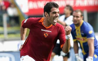 PARMA, ITALY - SEPTEMBER 24: Simone Perrotta of Roma celebrates his goal during the Seria A game between Parma and Roma on September 24, 2006 at the Ennio Tardini stadium in Parma, Italy. (Photo by New Press/Getty Images)