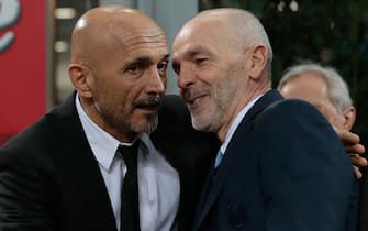 MILAN, ITALY - FEBRUARY 26:  AS Roma coach Luciano Spalletti greets FC Internazionale Milano coach Stefano Pioli (R) before the Serie A match between FC Internazionale and AS Roma at Stadio Giuseppe Meazza on February 26, 2017 in Milan, Italy.  (Photo by Emilio Andreoli/Getty Images )