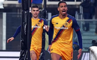 Roma’s Chris Smalling (R) celebrates with his teammates after scoring the 1-3 goal during the Italian Serie A soccer match Atalanta BC vs AS Roma at the Gewiss Stadium in Bergamo, Italy, 18 December 2021.
ANSA/PAOLO MAGNI