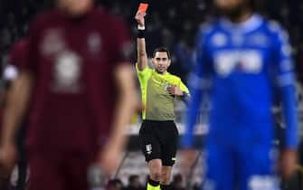 STADIO OLIMPICO GRANDE TORINO, TURIN, ITALY - 2021/12/02: Referee Andrea Colombo shows a red card to Wilfried Singo of Torino FC (not shown in the picture) during the Serie A football match between Torino FC and Empoli FC. The match ended 2-2 tie. (Photo by NicolÃ² Campo/LightRocket via Getty Images)