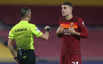 ROME, ITALY - FEBRUARY 28: Gianluca Mancini of Roma speaks with Match Referee, Marco Guida during the Serie A match between AS Roma and AC Milan at Stadio Olimpico on February 28, 2021 in Rome, Italy. Sporting stadiums around Italy remain under strict restrictions due to the Coronavirus Pandemic as Government social distancing laws prohibit fans inside venues resulting in games being played behind closed doors. (Photo by Paolo Bruno/Getty Images)