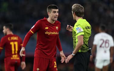 ROME, ITALY - NOVEMBER 28: Gianluca Mancini of AS Roma interacts with Match Referee, Daniele Chiffi during the Serie A match between AS Roma and Torino FC at Stadio Olimpico on November 28, 2021 in Rome, Italy. (Photo by Paolo Bruno/Getty Images)