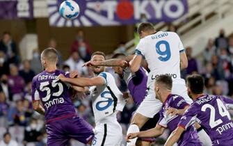 Inter's forward Edin Dzeko  shoots and scores during the Italian Serie A soccer match between ACF Fiorentina and Fc Inter at the Artemio Franchi stadium in Florence, Italy, 21 September 2021. ANSA/CLAUDIO GIOVANNINI