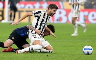 Inter Milan’s Alessandro Bastoni (L) challenges for the ball  Juventus’s Manuel Locatelli during the Italian serie A soccer match between FC Inter  and Juventus at Giuseppe Meazza stadium in Milan, 24 October 2021.
ANSA / MATTEO BAZZI