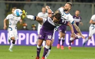 Fiorentina's midfielder Lucas Torreira (front) vies for the ball with Inter's midfielder Marcelo Brozovic during the Italian Serie A soccer match between ACF Fiorentina and Fc Inter at the Artemio Franchi stadium in Florence, Italy, 21 September 2021. ANSA/CLAUDIO GIOVANNINI