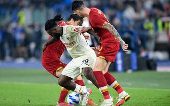 Franck Kessie of AC Milan and Roger Ibanez of AS Roma compete for the ball during the Serie A match between Roma and AC Milan at Stadio Olimpico, Rome, Italy on 31 October 2021. Photo by Giuseppe Maffia.
