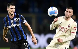 BERGAMO, ITALY - October 03, 2021: Remo Freuler of Atalanta BC competes for the ball with Ante Rebic of AC Milan during the Serie A football match between Atalanta BC and AC Milan. (Photo by Nicolò Campo/Sipa USA)