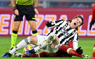 Juventus' Italian forward Federico Chiesa (front) is tackled during the Serie A football match beetween AS Roma and Juventus at the Olympic stadium in Rome on January 9, 2022. (Photo by Alberto PIZZOLI / AFP) (Photo by ALBERTO PIZZOLI/AFP via Getty Images)
