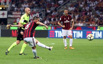 Ac Milan forward Suso scores during the Italian serie A soccer match between Ac Milan and Cagliari at Giuseppe Meazza stadium in Milan, 27 August  2017. ANSA / MATTEO BAZZI