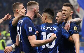 Inter Milan’s Ivan Perisic (R)  jubilates with his teammates  after scoring goal of 1 to 0 during the Italian serie A soccer match between FC Inter  and Milan at Giuseppe Meazza stadium in Milan, 5 February   2022.
ANSA / MATTEO BAZZI