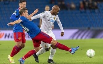 epa09498456 Basel's Fabian Frei (L) in action against Kairat's Vagner Love (R) during the UEFA Europa Conference League group stage soccer match between FC Basel and Kairat Almaty at the St. Jakob-Park stadium in Basel, Switzerland, 30 September 2021.  EPA/GEORGIOS KEFALAS