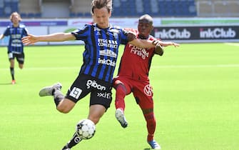 epa08484634 Sirius' Hjalmar Ekdal (L) vies with Djurgarden's Edward Chilufya in their Swedish Allsvenskan first division soccer match IK Sirius vs. Djurgardens IF in Uppsala, Sweden, 14 June 2020. Due to Covid-19 restrictions, the matches are played without fans inside the stadiums.  EPA/Fredrik Sandberg  SWEDEN OUT