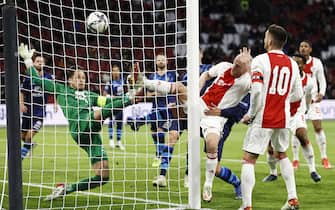 epa09733373 Davy Klaassen (C) of Ajax scores the 1-0 lead against Heracles goalkeeper Janis Blaswich (L) during the Dutch Eredivisie soccer match between Ajax Amsterdam and Heracles Almelo in Amsterdam, Netherlands, 06 February 2022.  EPA/MAURICE VAN STEEN