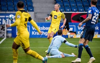 epa09702166 Dortmund's Erling Haaland (C) scores the opening goal during the German Bundesliga soccer match between 1899 Hoffenheim and Borussia Dortmund in Sinsheim, Germany, 22 January 2022.  EPA/SASCHA STEINBACH CONDITIONS - ATTENTION: The DFL regulations prohibit any use of photographs as image sequences and/or quasi-video.