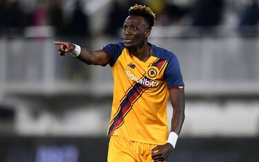 LA SPEZIA, ITALY - FEBRUARY 27: Tammy Abraham of AS Roma celebrates after scoring the opening goal during the Serie A match between Spezia Calcio and AS Roma at Stadio Alberto Picco on February 27, 2022 in La Spezia, Italy. (Photo by Alessandro Sabattini/Getty Images)