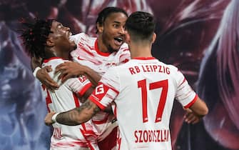 epa09502397 Leipzig's Christopher Nkunku (C) celebrates with teammates Mohamed Simakan (L) and Dominik Szoboszlai after scoring a goal during the German Bundesliga soccer match between RB Leipzig and VfL Bochum in Leipzig, Germany, 02 October 2021.  EPA/FILIP SINGER CONDITIONS - ATTENTION: The DFL regulations prohibit any use of photographs as image sequences and/or quasi-video.