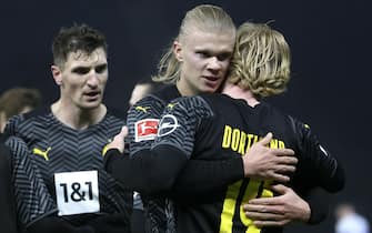 epa09648841 Julian Brandt (R) of Dortmund celebrates with teammate Erling Haaland (C) after scoring the 1-0 lead during the German Bundesliga soccer match between Hertha BSC and Borussia Dortmund in Berlin, Germany, 18 December 2021.  EPA/FILIP SINGER CONDITIONS - ATTENTION: The DFL regulations prohibit any use of photographs as image sequences and/or quasi-video.