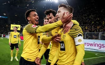 epa09594019 Dortmund's Marco Reus (R) celebrates with his teammates after scoring the 2-1 lead during the German Bundesliga soccer match between Borussia Dortmund and VfB Stuttgart at Signal Iduna Park in Dortmund, Germany, 20 November 2021.  EPA/FRIEDEMANN VOGEL CONDITIONS - ATTENTION: The DFL regulations prohibit any use of photographs as image sequences and/or quasi-video.