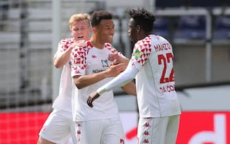 epa09187616 Mainz's Karim Onisiwo (C) celebrates with Mainz's Jonathan Burkardt (L) and Mainz's Issah Abass (R) the 1-0 lead during the German Bundesliga soccer match between Eintracht Frankfurt and FSV Mainz 05  in Frankfurt, Germany, 09 May 2021.  EPA/FRIEDEMANN VOGEL / POOL CONDITIONS - ATTENTION: The DFL regulations prohibit any use of photographs as image sequences and/or quasi-video.