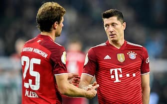 epa09549852 Bayern's Thomas Mueller (L) and his teammate Robert Lewandowski (R) react after losing the German DFB Cup second round soccer match between Borussia Moenchengladbach and FC Bayern Muenchen at Borussia-Park in Moenchengladbach, Germany, 27 October 2021.  EPA/SASCHA STEINBACH CONDITIONS - ATTENTION: The DFB regulations prohibit any use of photographs as image sequences and/or quasi-video.