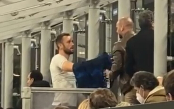 Inter Salernitana, De Vrij regala la maglia a Sneijder. VIDEO | Sky Sport