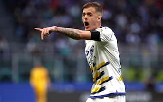 MILAN, ITALY - APRIL 09: Ivan Ilic of Hellas Verona gives their team instructions during the Serie A match between FC Internazionale and Hellas Verona FC at Stadio Giuseppe Meazza on April 09, 2022 in Milan, Italy. (Photo by Marco Luzzani/Getty Images)