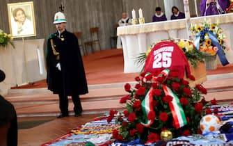 Una immagine dei funerali di Piermario Morosini, centrocampista del Livorno morto sabato scorso allo stadio di Pescara, presso la Chiesa di San Gregorio Barbarigo, nel quartiere Monterosso a Bergamo, 19 aprile 2012. ANSA/PAOLO MAGNI