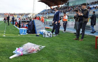 Il mazzo di fiori in ricordo di Piermario Morosini, lo sfortunato giocatore del Livorno morto il 14 aprile dell'anno scorso, prima della partita del campionato di Serie A Pescar-Siena allo stadio Adriatico di Pescara, 13 aprile 2013.
ANSA/MASSIMILIANO SCHIAZZA