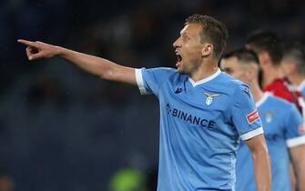 ROME, ITALY - APRIL 24: Lucas Leiva of SS Lazio gives their team instructions during the Serie A match between SS Lazio and AC Milan at Stadio Olimpico on April 24, 2022 in Rome, Italy. (Photo by Paolo Bruno/Getty Images)