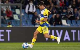 REGGIO NELL'EMILIA, ITALY - APRIL 25: Paulo Dybala of Juventus in action during the Serie A match between US Sassuolo and Juventus at Mapei Stadium - Citta' del Tricolore on April 25, 2022 in Reggio nell'Emilia, Italy. (Photo by Emmanuele Ciancaglini/Getty Images)