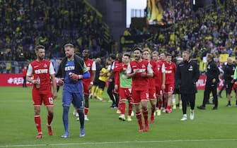 firo: 30.10.2021, Fuvuball, 1st Bundesliga, season 2021/2022, BVB, Borussia Dortmund - 1.FC Kv? ln 2: 0 the Kv? lner players go to their fans after the final whistle, disappointment, UTH, HORN