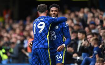 epa09541066 Reece James (R) of Chelsea celebrates with teammate Mason Mount after scoring his team's third goal during the English Premier League soccer match between Chelsea and Norwich City in London, Britain, 23 October 2021.  EPA/ANDY RAIN EDITORIAL USE ONLY. No use with unauthorized audio, video, data, fixture lists, club/league logos or 'live' services. Online in-match use limited to 120 images, no video emulation. No use in betting, games or single club/league/player publications