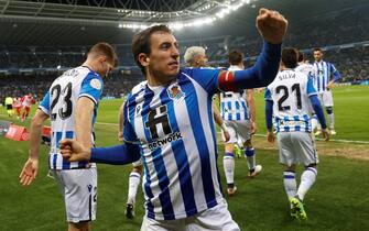 epa09695808 Real Sociedad's Mikel Oyarzabal celebrates the team's second goal during the Spanish King's Cup round of 16 soccer match between Real Sociedad and Atletico Madrid at Reale Arena stadium in San Sebastian, Basque Country, Spain, 19 January 2022.  EPA/Javier Etxezarreta