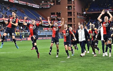 Genoa’s players jubilates after the end of Italian Serie A match, Genoa CFC vs Cagliari Calcio at Luigi Ferraris stadium in Genoa, Italy, 24 april 2022.ANSA/LUCA ZENNARO 