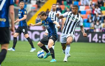 Inter's Nicolo Barella in action against Udinese's Walace Souza Silva  during  Udinese Calcio vs Inter - FC Internazionale, italian soccer Serie A match in Udine, Italy, May 01 2022