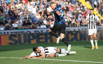 The foul of Pablo Marì (L) that caused the penalty during the Italian Serie A soccer match Udinese Calcio vs FC Internazionale at the Friuli - Dacia Arena stadium in Udine, Italy, 1 May 2022. ANSA/GABRIELE MENIS