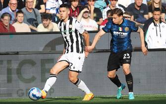 Udinese's Nehuen Perez (L) and Inter's Nicolò Barella in action during the Italian Serie A soccer match Udinese Calcio vs FC Internazionale at the Friuli - Dacia Arena stadium in Udine, Italy, 1 May 2022. ANSA/GABRIELE MENIS