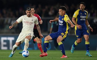 VERONA, ITALY - MAY 08:  Theo Hernandez of AC Milan  competes for the ball with NicolÃ² Casale of Hellas Verona during the Serie A match between Hellas Verona FC and AC Milan at Stadio Marcantonio Bentegodi on May 08, 2022 in Verona, Italy. (Photo by Alessandro Sabattini/Getty Images)