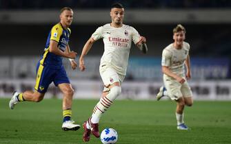 VERONA, ITALY - MAY 08:  Rade Krunic of AC Milan  in action during the Serie A match between Hellas Verona FC and AC Milan at Stadio Marcantonio Bentegodi on May 08, 2022 in Verona, Italy. (Photo by Alessandro Sabattini/Getty Images)