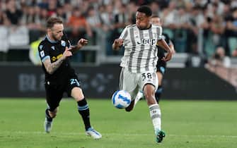 TURIN, ITALY - MAY 16: Manuel Lazzari of SS Lazio and Marley Ake of Juventus battle for the ball during the Serie A match between Juventus and SS Lazio at Allianz Stadium on May 16, 2022 in Turin, Italy. (Photo by Emilio Andreoli/Getty Images)