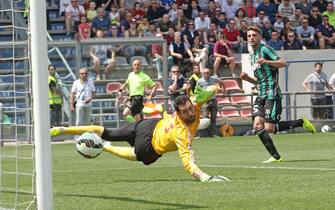 Sassuolo's Domenico Berardi (R) scores the goal during the Italian Serie A soccer match US Sassuolo va AC Milan at Mapei stadium in Reggio Emilia, Italy, 17 May 2015.ANSA/ELISABETTA BARACCHI