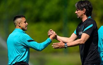COMO, ITALY - MAY 18: Alexis Sanchez of FC Internazionale shakes hands with Head Coach Simone Inzaghi of FC Internazionale during the FC Internazionale training session at the club's training ground Suning Training Center at Appiano Gentile on May 18, 2022 in Como, Italy. (Photo by Mattia Ozbot - Inter/Inter via Getty Images)