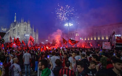 Che delirio in Duomo: esplode la festa rossonera