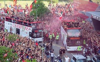 MILANO &#x96; Festa del Milan per la vincita del 19° scudetto, partenza del bus con i giocatori (MILANO - 2022-05-23, Massimo Alberico) p.s. la foto e' utilizzabile nel rispetto del contesto in cui e' stata scattata, e senza intento diffamatorio del decoro delle persone rappresentate