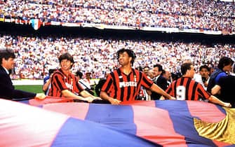 ITALY, UNSPECIFIED: 1992-93 Aldo Serena, Filippo Galli, Ruud Gullit  and Jean-Pierre Papin of AC Milan celebrate the Serie A victory with the AC Milan flag during the Seri A in Stadio Giuseppe Meazza in Milan Italy.  (Photo by Alessandro Sabattini/Getty Images)