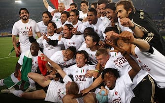 ROME, ITALY - MAY 07:  AC Milan players celebrate after claiming the Serie A title following victory in the Serie A match between AS Roma and AC Milan at Stadio Olimpico on May 7, 2011 in Rome, Italy.  (Photo by Paolo Bruno/Getty Images)