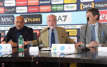 NAPLES, ITALY - MAY 30:  Luciano Spalletti , Aurelio De Laurentiis , Marco Marsilio , Angelo Caruso of Napoli during a press conference on May 30, 2022 in Naples, Italy. (Photo by SSC NAPOLI/SSC NAPOLI via Getty Images)