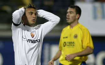 VILLARREAL, SPAIN:  Roma Italian Daniele Corvia (L) reacts after missing a goal during UEFA cup match in Villarreal 11 March 2004. Villarreal won 2-0.  (Photo credit should read JOSE JORDAN/AFP via Getty Images)